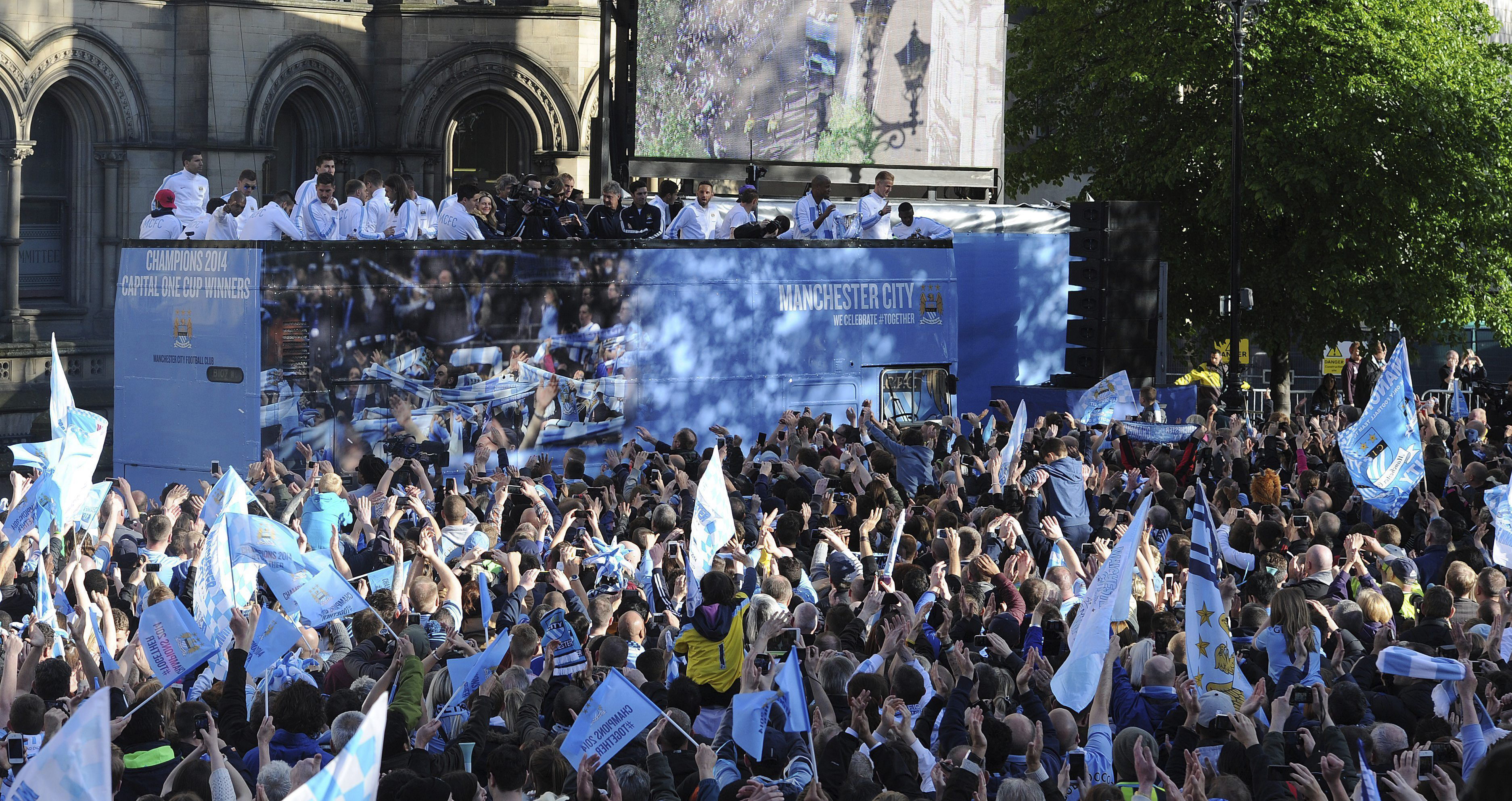 Festa por título do City leva multidão às ruas de Manchester