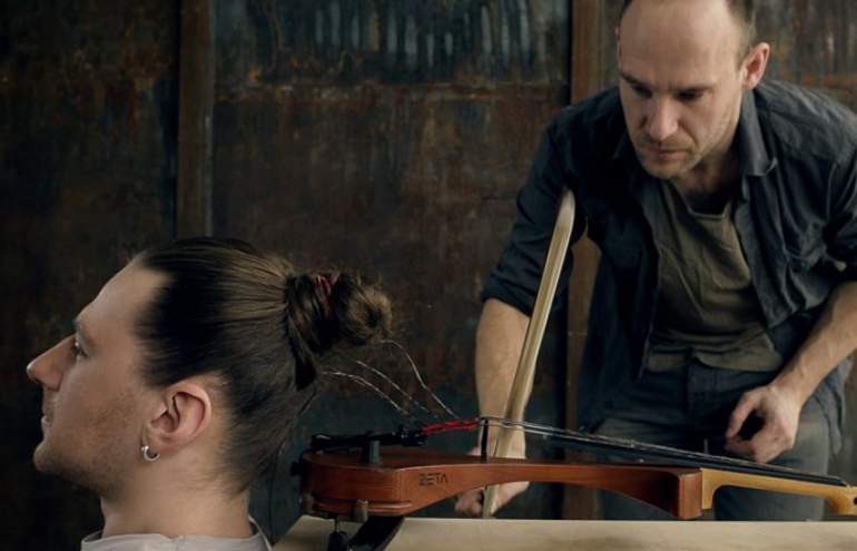 Artista tem cabelo usado como corda de violino e se torna 'instrumento humano'
