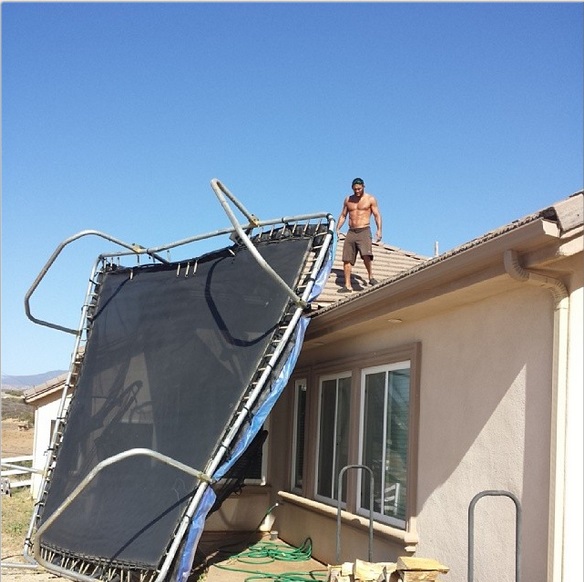 Dan Henderson tem casa atingida por tornado e posta foto de cama elástica no teto