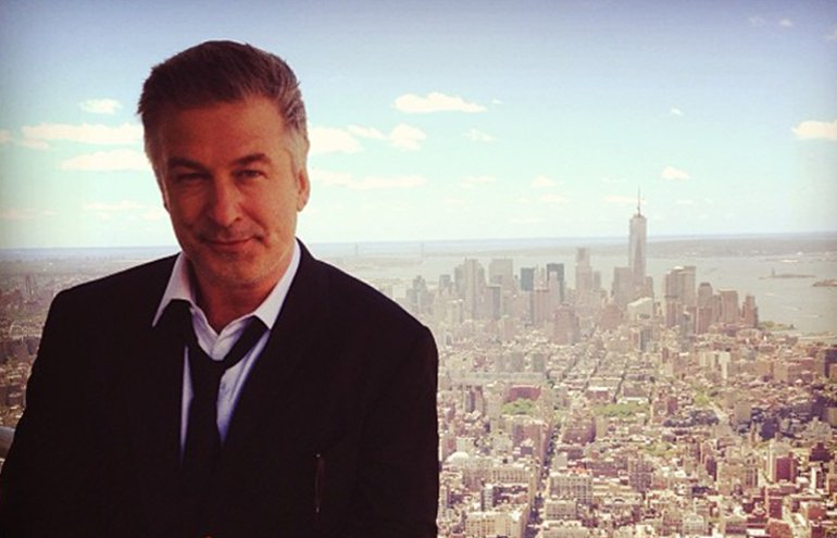 Pelo Twitter, Alec Baldwin desabafa após ser detido: ‘Nova York é um Carnaval de estupidez’