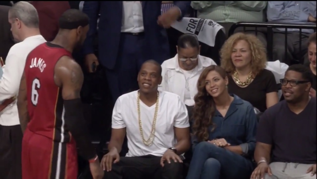 LeBron James tem conversa com Jay-Z e ‘inspiração’ de Beyonce em jogo da NBA; assista