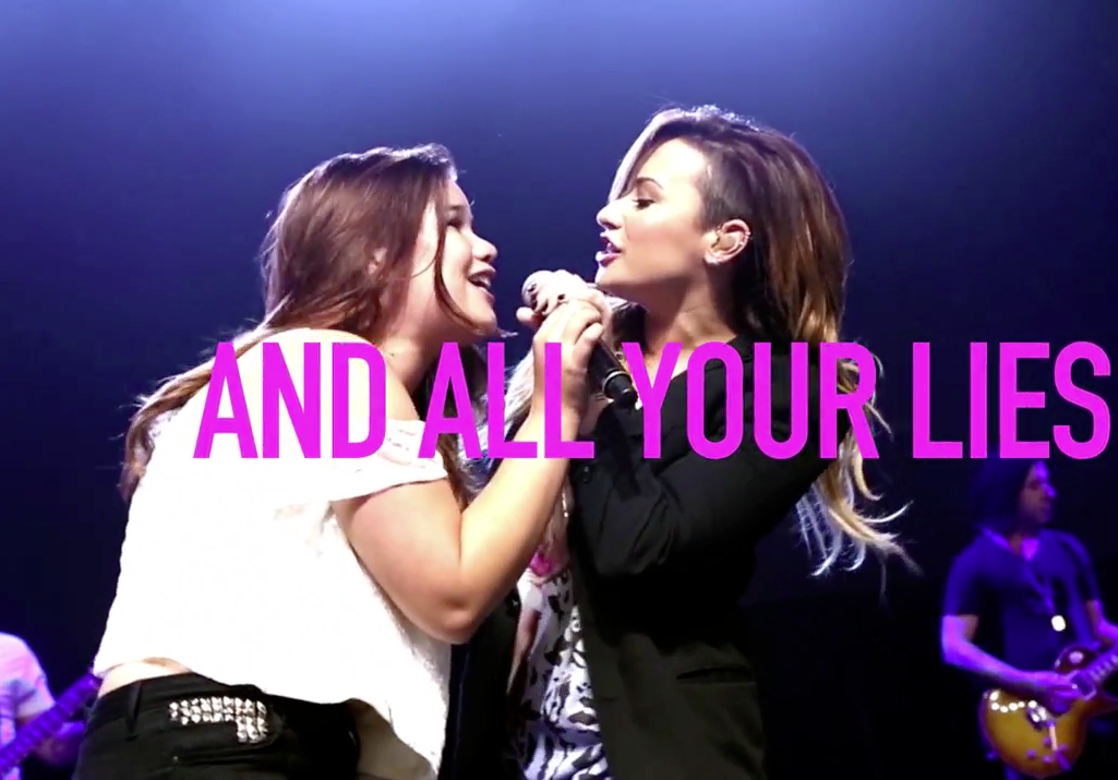 Demi Lovato faz a alegria de fãs brasileiros em clipe de Really Don’t Care