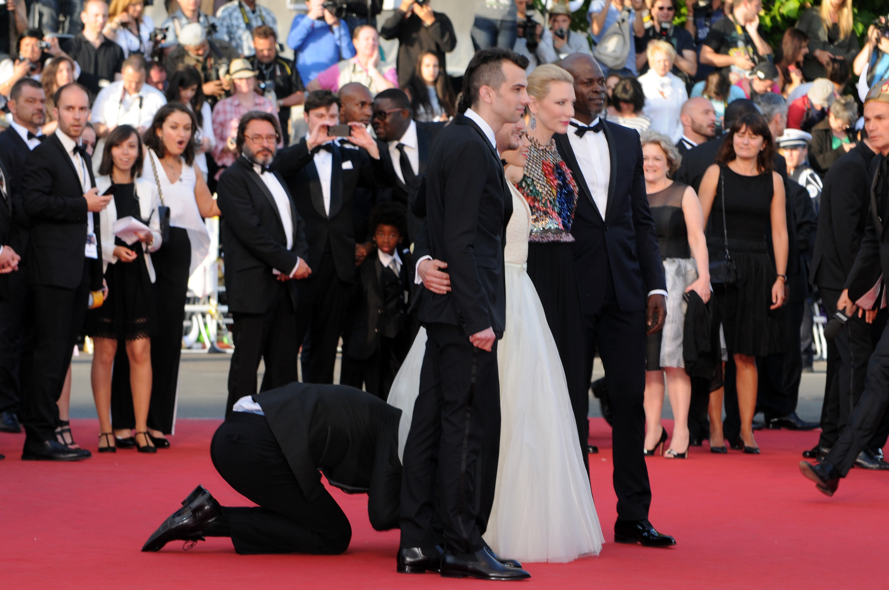 "Todos ficaram mais nervosos que eu", diz America Ferrera sobre ataque em Cannes