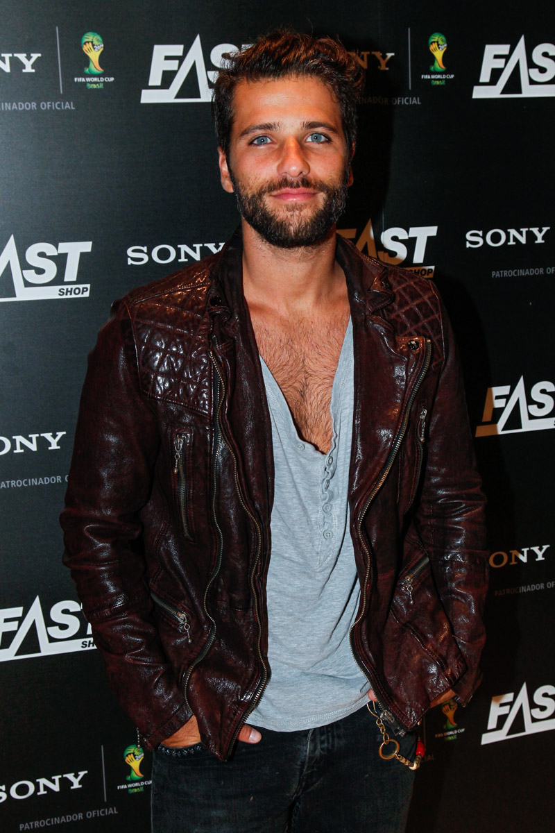 Bruno Gagliasso aparece com superdecote em evento