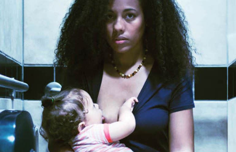 Ensaio ironiza orientação para que mães não amamentem em público