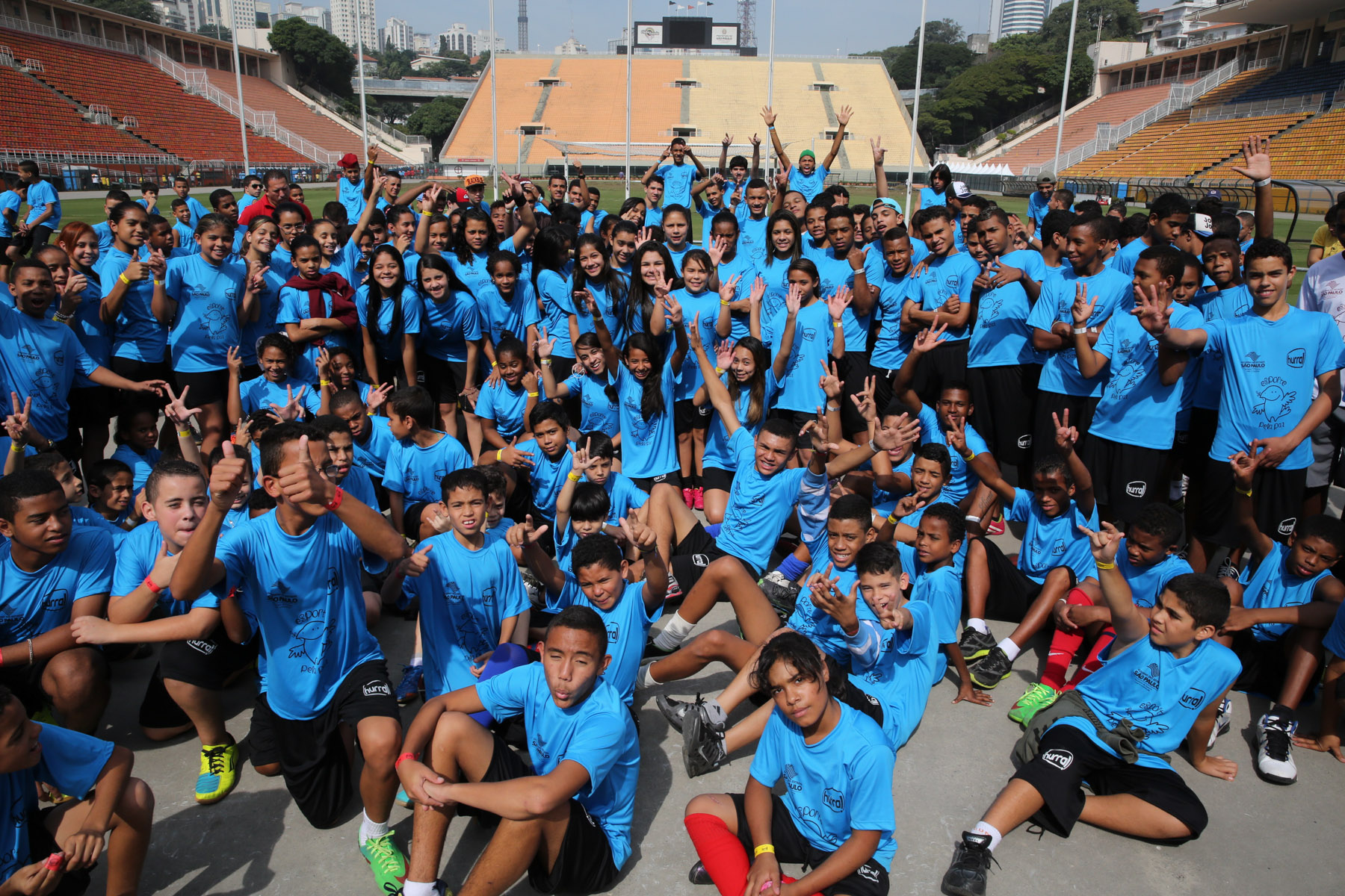 Evento reúne 600 crianças no Estádio do Pacaembu para jogar… rúgbi!