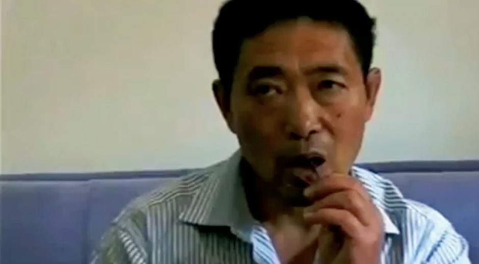 Chinês maluco tem o estranho hábito de comer pregos
