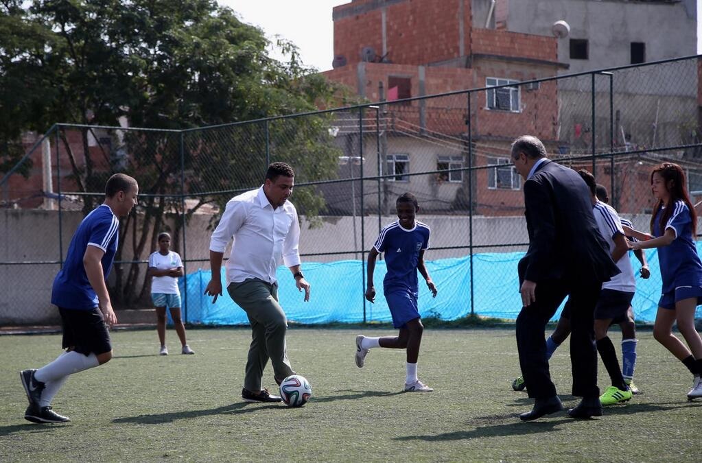 Ronaldo joga 'pelada' em favela carioca e atrai olhares de moradores