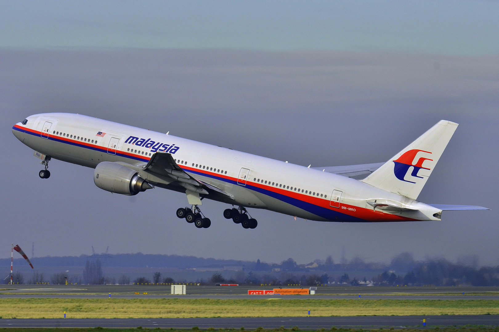 Diretor exibe trailer falso de filme sobre sumiço de voo da Malaysia Airlines em Cannes