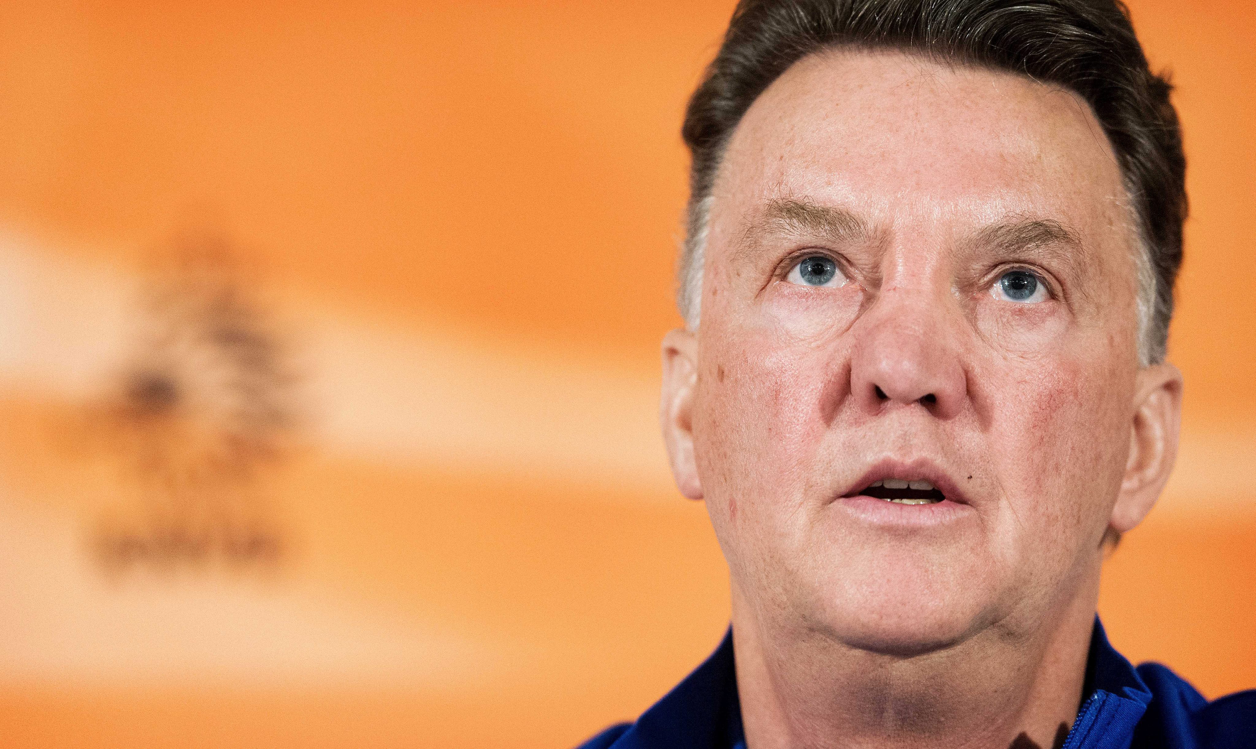 Técnico do West Ham fica chateado após Van Gaal não o convidar para tomar uma garrafa de vinho