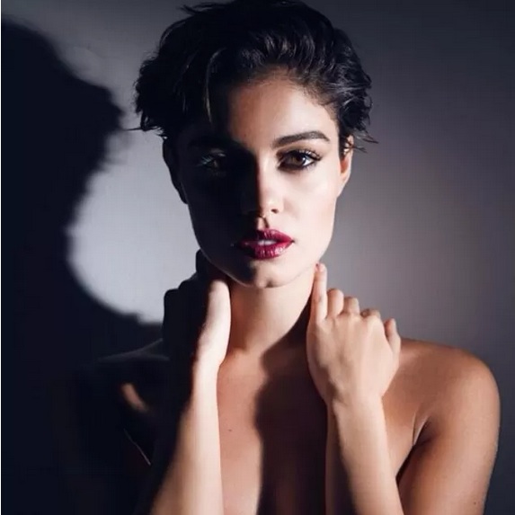 Sophie Charlotte aparece com novo visual, de cabelos curtos, para próxima novela