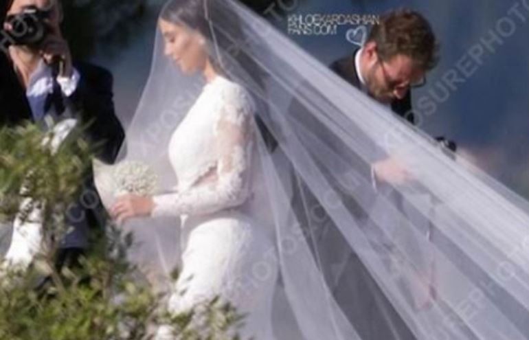 Kim Kardashian se casa usando vestido Givenchy