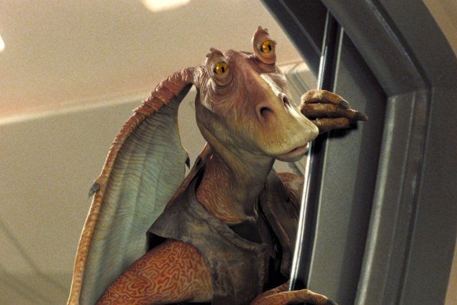 Um dos motivos da decepção com o filme: o infame Jar Jar Binks, mais um personagem infantil, insistindo em deixar a série na chave mirim, idiotizando o público