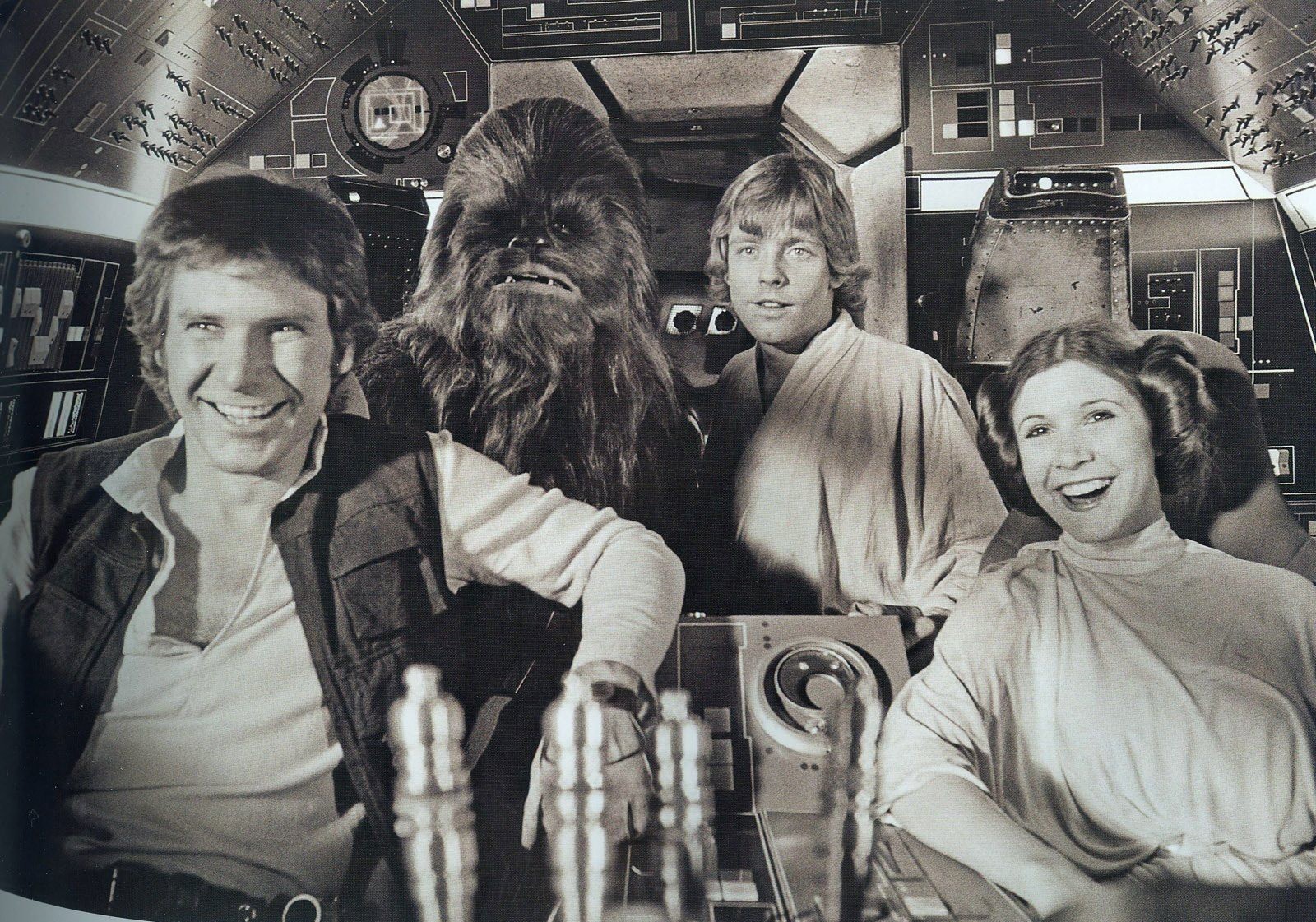 O filme alçou ao estrelato o trio Harrison Ford, Mark Hamill e Carrie Fisher, que voltam agora no Episódio VII, que estreia em 18 de dezembro