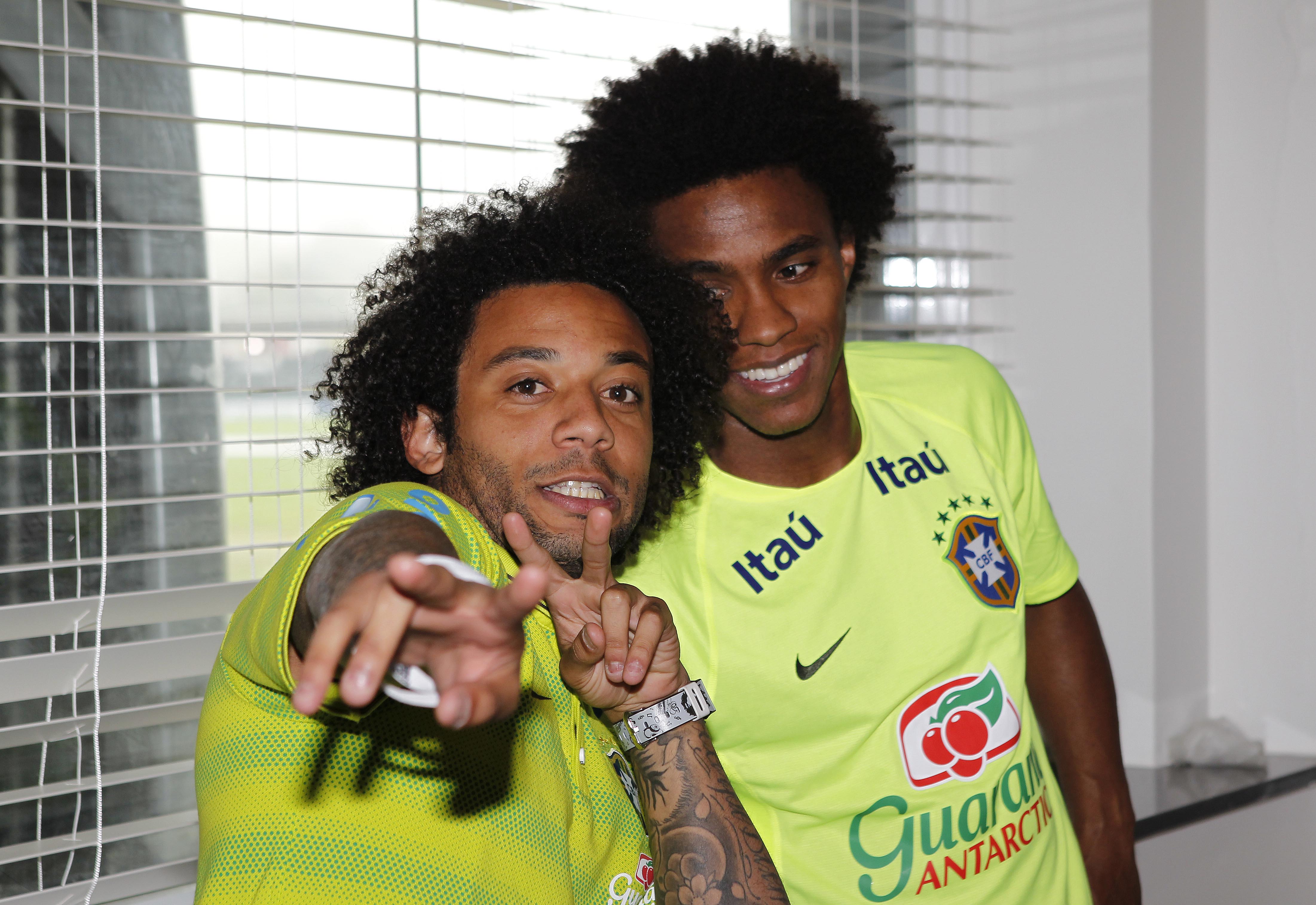 Marcelo se apresenta na Granja Comary após título; Felipão 'desfalca' seleção