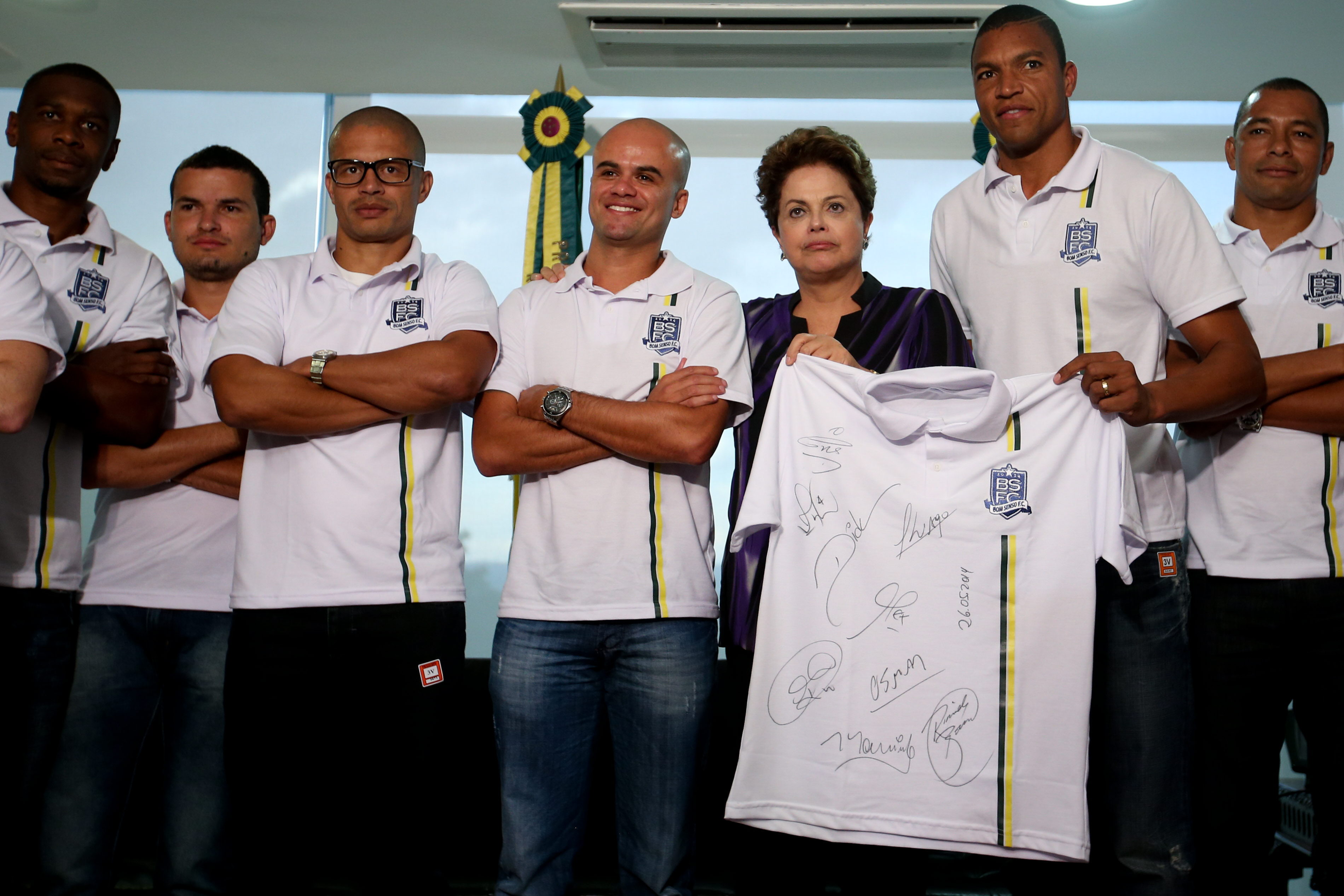 Dilma se compromete a apoiar jogadores do Bom Senso FC