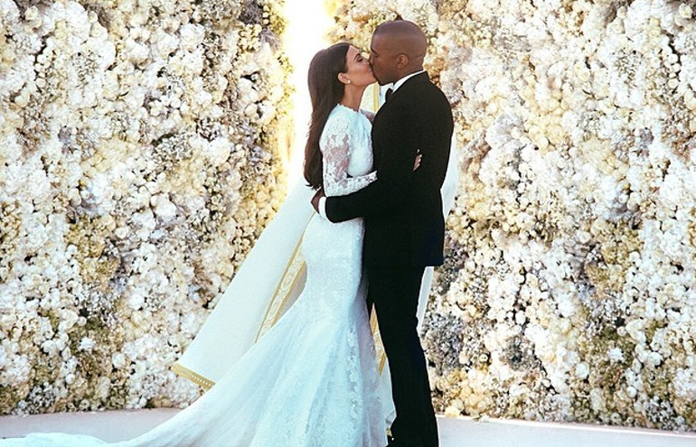 No casamento de O casamento de Kim Kardashian e Kanye West, o bafo era em forma de pergunta: por que Beyoncé e Jay-Z não foram?