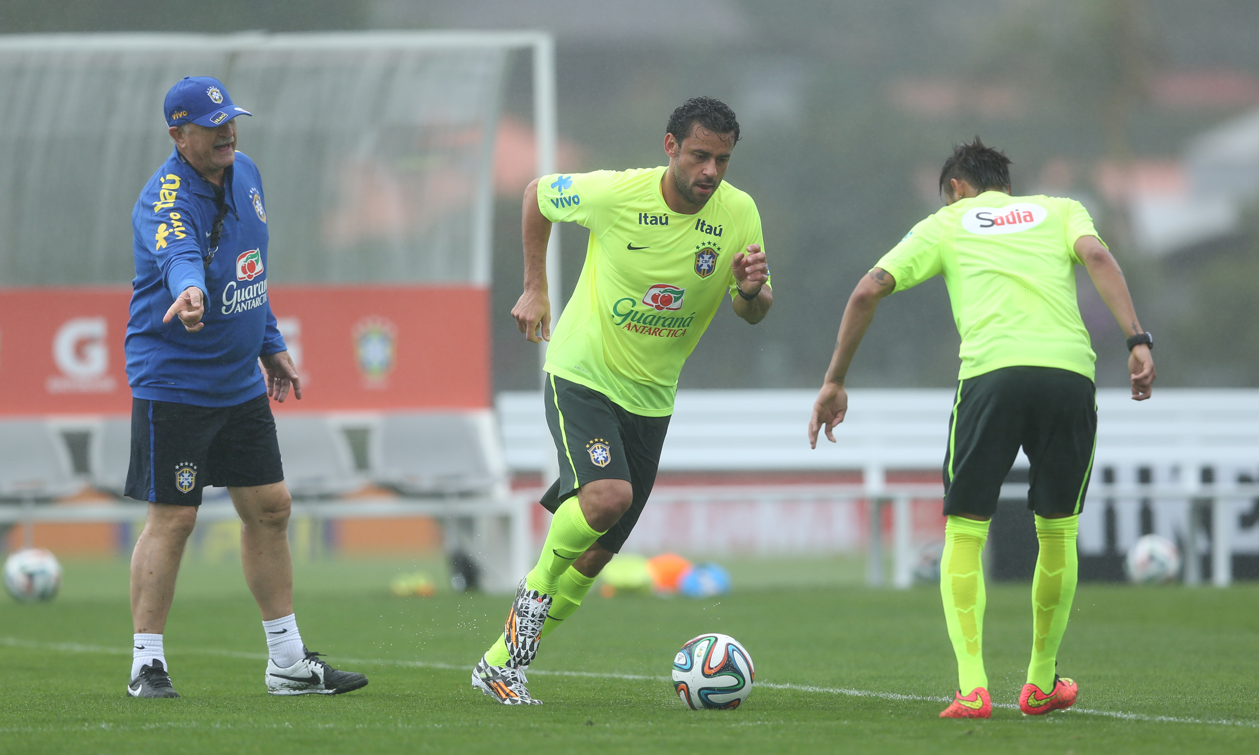 Debaixo de chuva, Seleção Brasileira faz primeiro treino com bola na Granja Comary