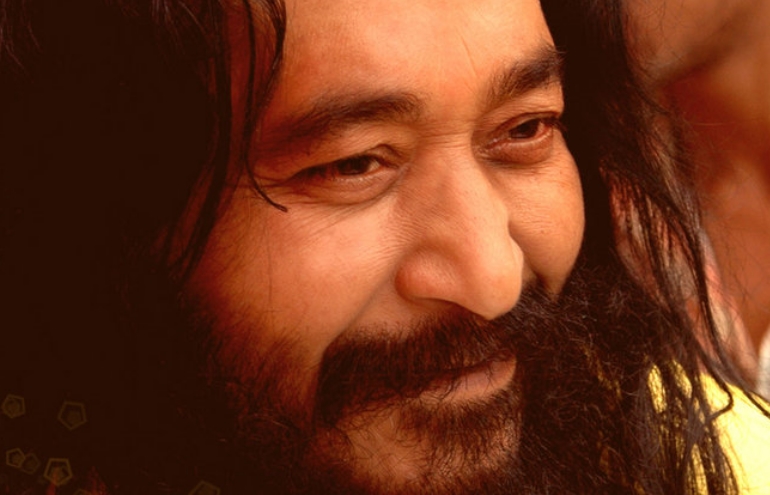 Família e devotos de guru indiano decidem no tribunal se ele está vivo ou meditando
