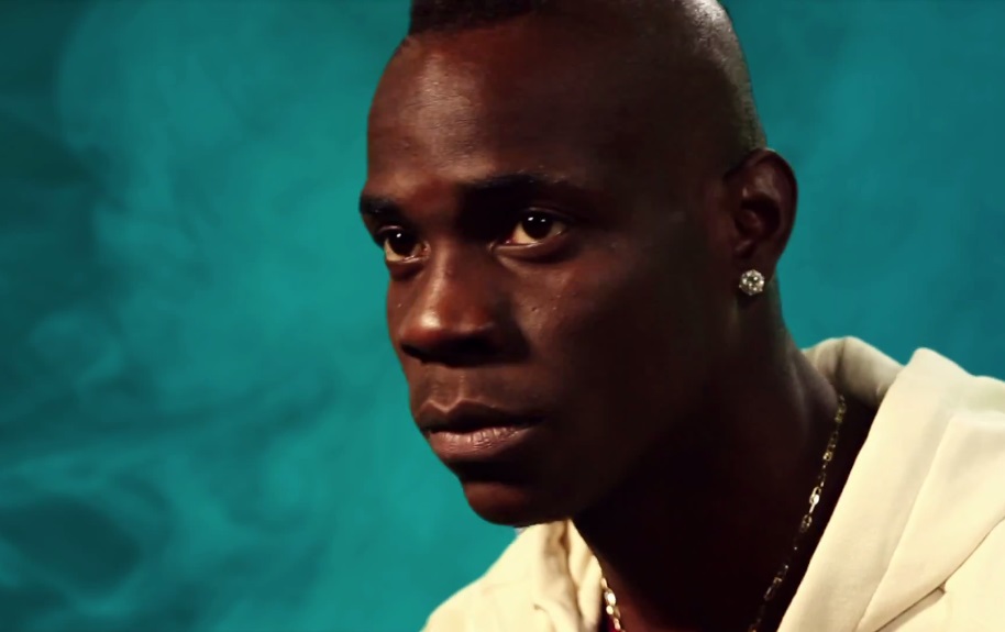 Com bom humor, Balotelli entrevista a si mesmo em comercial e dispensa modéstia