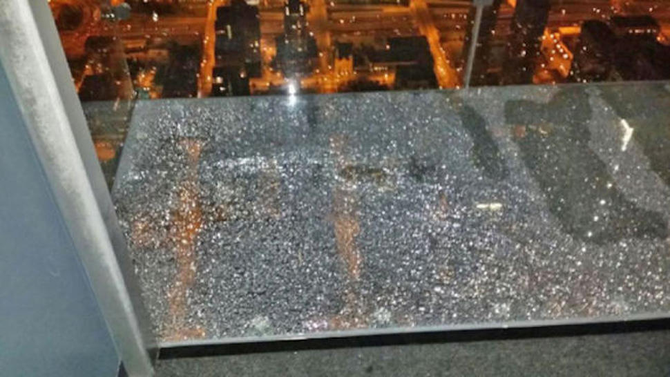 Vidro de 103º andar de torre racha enquanto familiares estão sobre ele