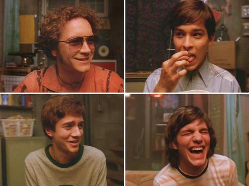 A essa altura do campeonato, a maconha já não assustava mais a sociedade   como antes. Por isso, a série de TV That's 70's Show (que durou de 1998 a   2006) tratava do tema em tom de comédia. Alguns personagens fumavam e   pronto. Afinal, a série se passava nos anos 70