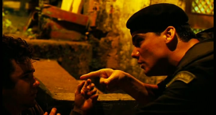 Tropa de Elite (2007) abordou o mesmo tema, mas nos dias atuais. Nesta   cena, o famigerado Capitão Nascimento (Wagner Moura) aterroriza um   estudante (Thiago Mendonça) que estava comprando um baseado nas bocas