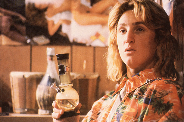 A década de 80 suavizou o tema e as comédias juvenis americanas passaram   a fazer piada com a erva. Picardias Estudantis (1982) mostrava Sean Penn   como um estudante surfista que vivia chapado