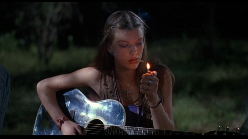 Claro que não faltaram cenas com maconha, como esta estrelada por Milla   Jovovich. O filme foi dirigido por Richard Linklater