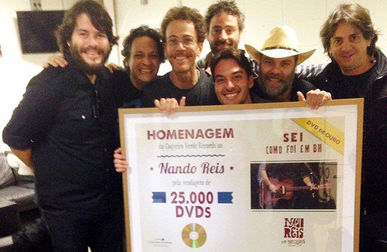 Nando Reis recebe DVD de ouro por 25 mil cópias vendidas de 'Sei - Como Foi Em BH'