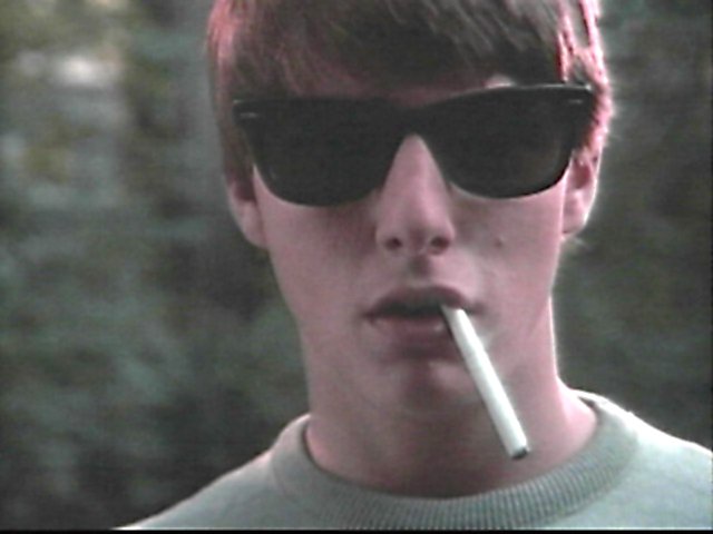 Tom Cruise, quem diria, também tragou a erva, em Negócio Arriscado   (1983), bem antes dele se tornar o astro politicamente correto e chato de   Hollywood