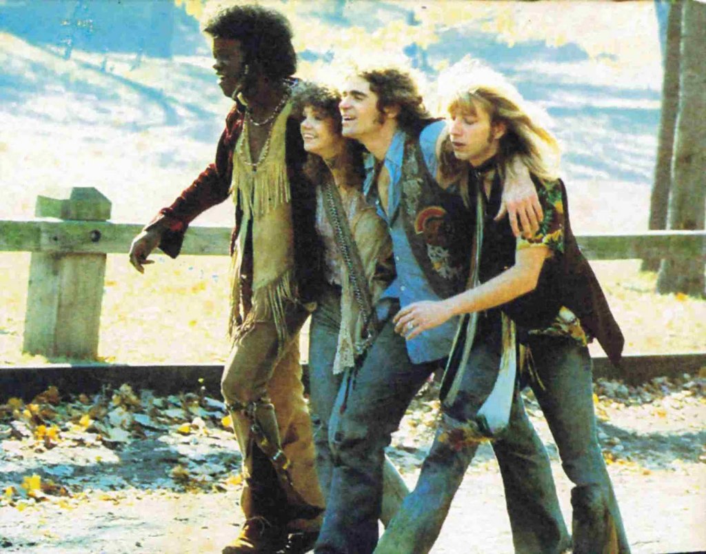 No final dos 70, com dez anos de atraso, chegava aos cinemas Hair (1979),   adaptando o famoso musical da Broadway. Na tela, maconha era básica no   grupo de hippies que estrelavam a trama. Mas também tinha LSD, bolinhas,   haxixe...