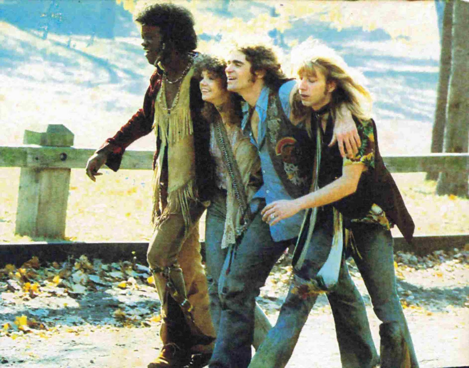 No final dos 70, com dez anos de atraso, chegava aos cinemas Hair (1979),   adaptando o famoso musical da Broadway. Na tela, maconha era básica no   grupo de hippies que estrelavam a trama. Mas também tinha LSD, bolinhas,   haxixe...
