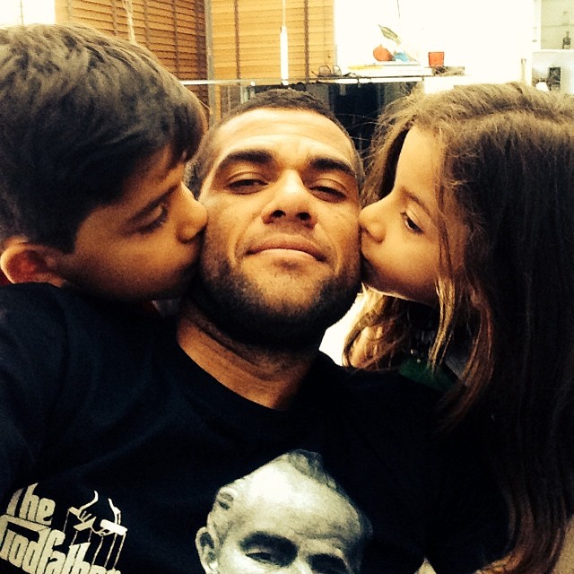 Concentrado com a seleção, Daniel Alves revela estar com saudade dos filhos