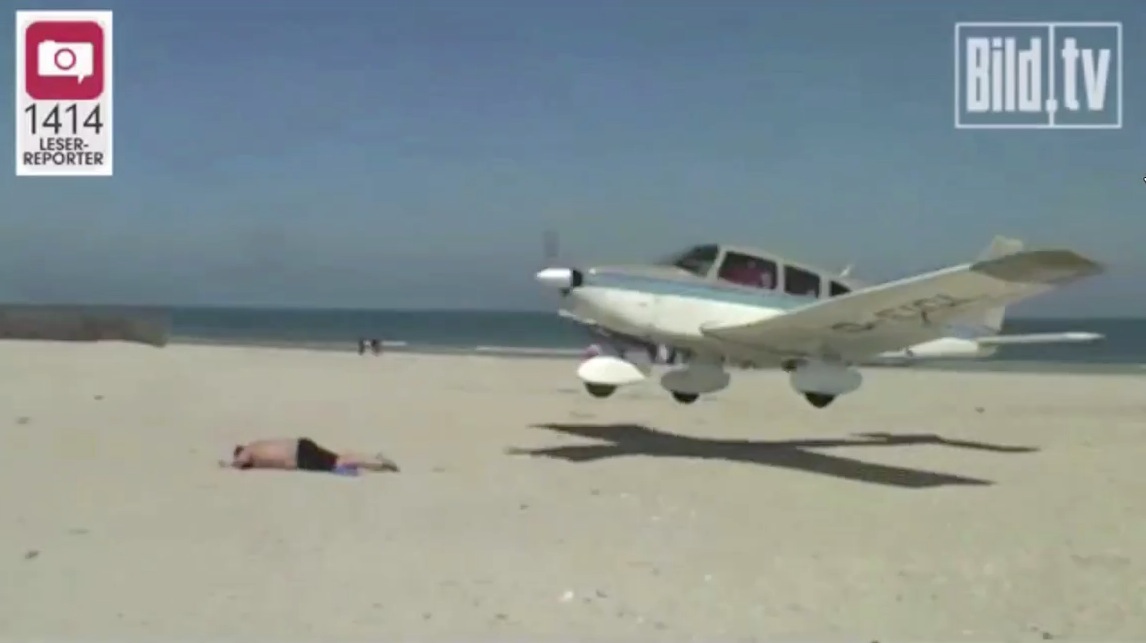 Assista ao momento em que um avião quase atinge banhista na Alemanha