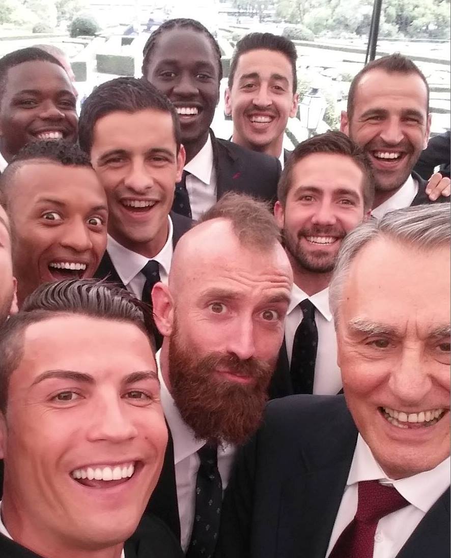 Cristiano Ronaldo tira selfie com presidente de Portugal antes de embarcar à América
