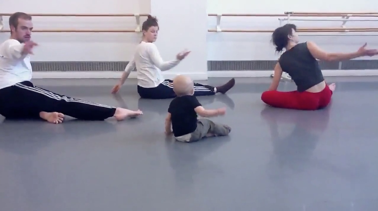 Dançarinos copiam movimentos de bebê e o resultado é este vídeo extremamente fofo