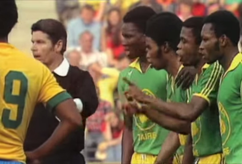 Zagueiro do Zaire faz lance bizarro contra o Brasil na Copa de 74