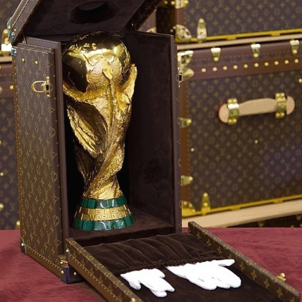 Taça da Copa do Mundo chegará ao Brasil em baú da Louis Vuitton