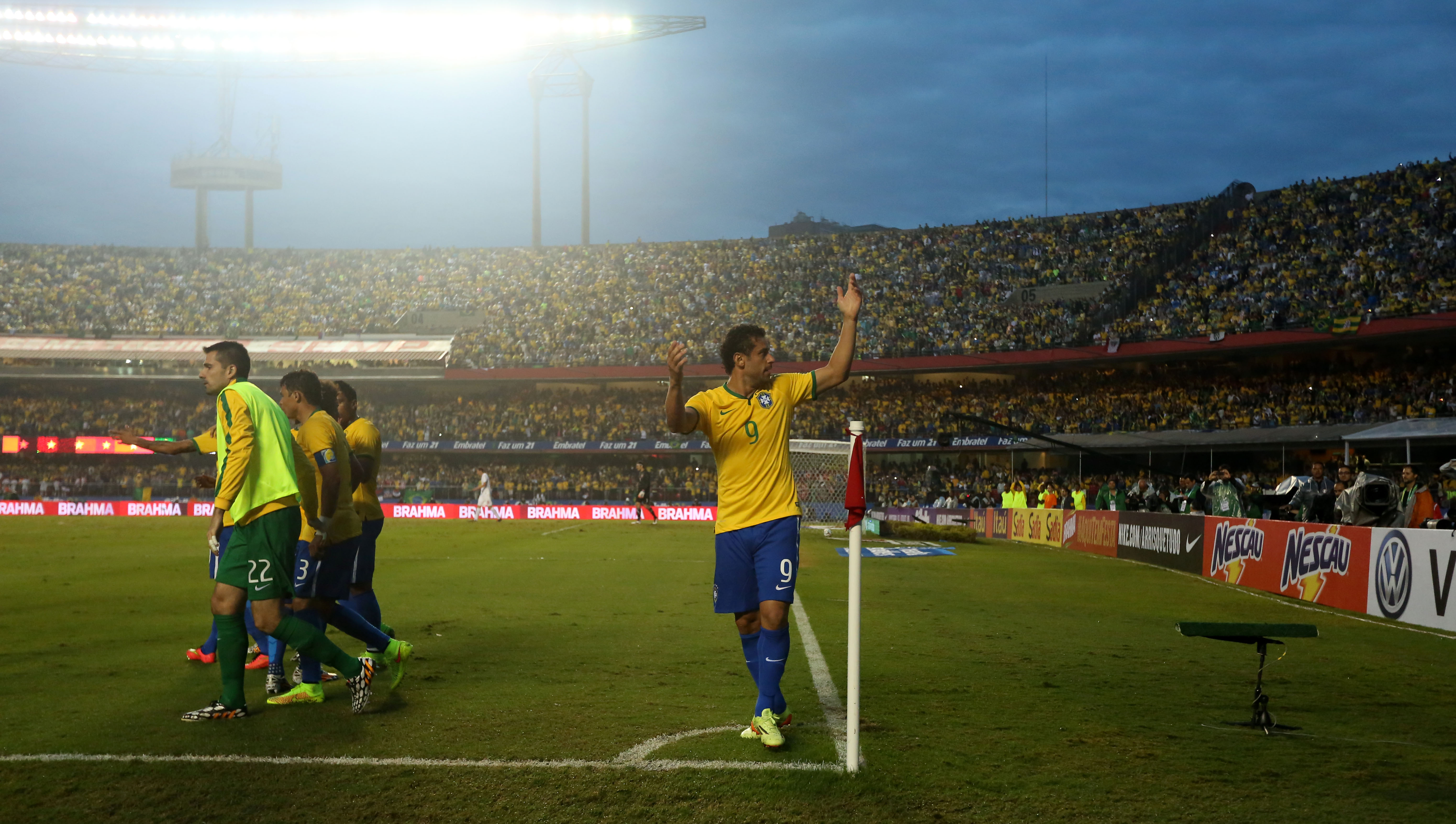 Brasil sofre, mas vence Sérvia com gol de Fred em último teste pré-Copa