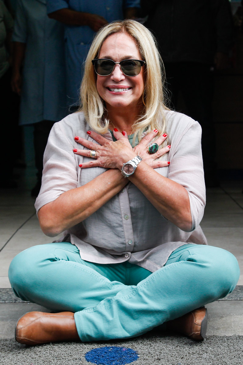 Simpaticona do dia: Susana Vieira tira selfies com fãs e rouba picolés em evento