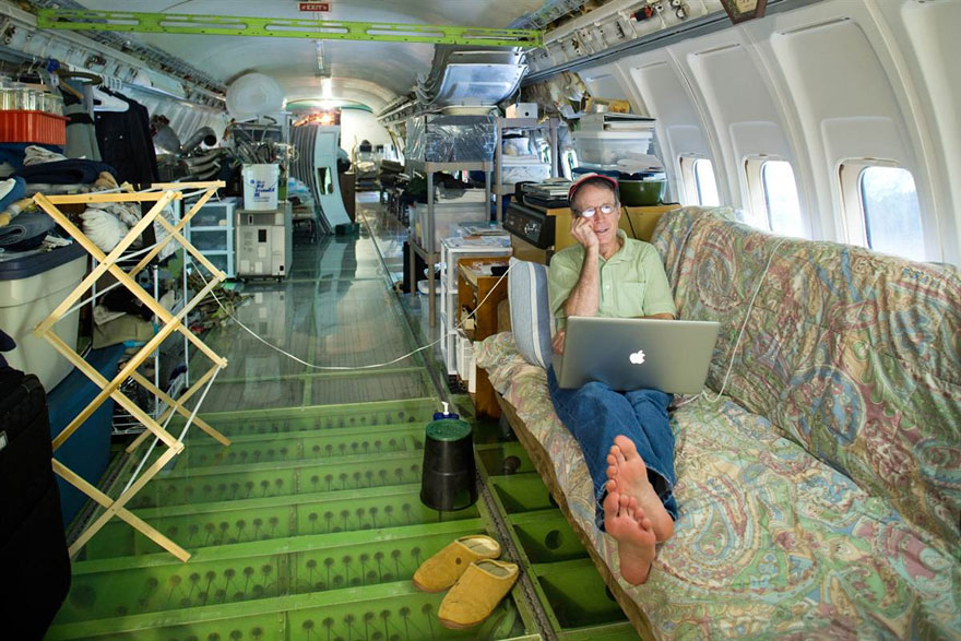 Bruce Campbell transformou a fuselagem de um Boeing 727 aposentado em uma casa bastante aconchegante
