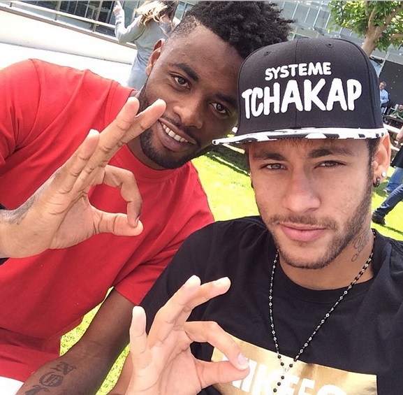 Neymar e seu companheiro de clube Song