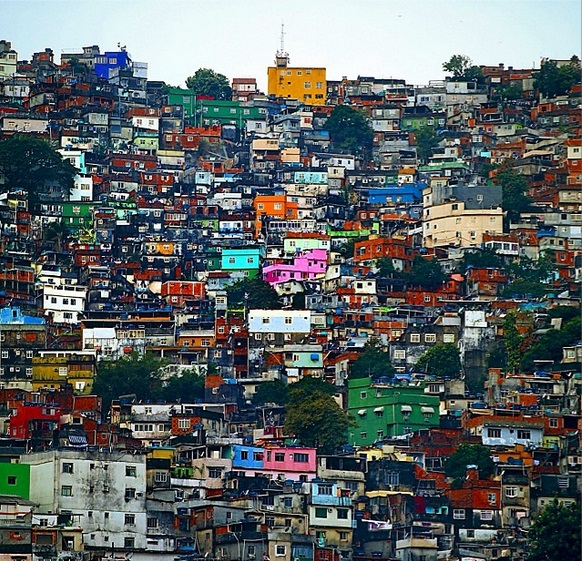 Novo livro revela que 72% dos que moram em favelas são negros; 95% se dizem felizes
