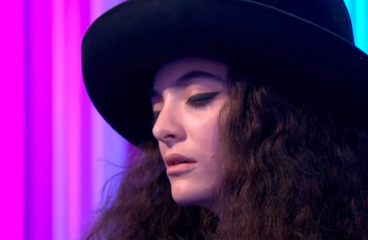 Com chapéu à la Pharrell, Lorde apresenta 'Team' em programa da BBC; assista