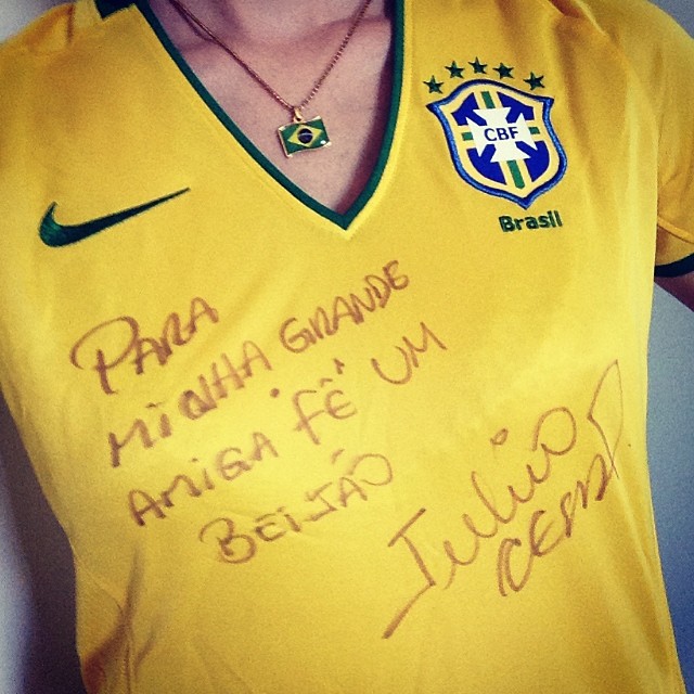 Fernanda Rodrigues mostra camisa autografada pelo goleiro Júlio César