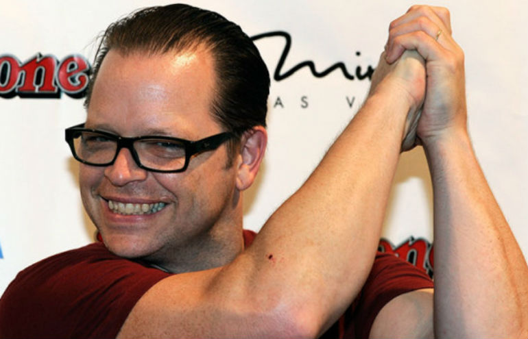 Baterista do Weezer pega frisbee no ar durante show