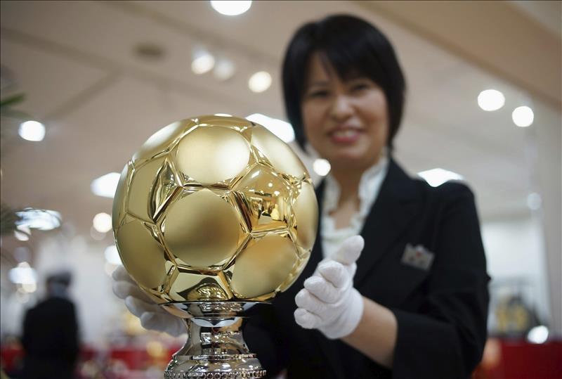 Bola de ouro maciço é colocada à venda em centro comercial japonês