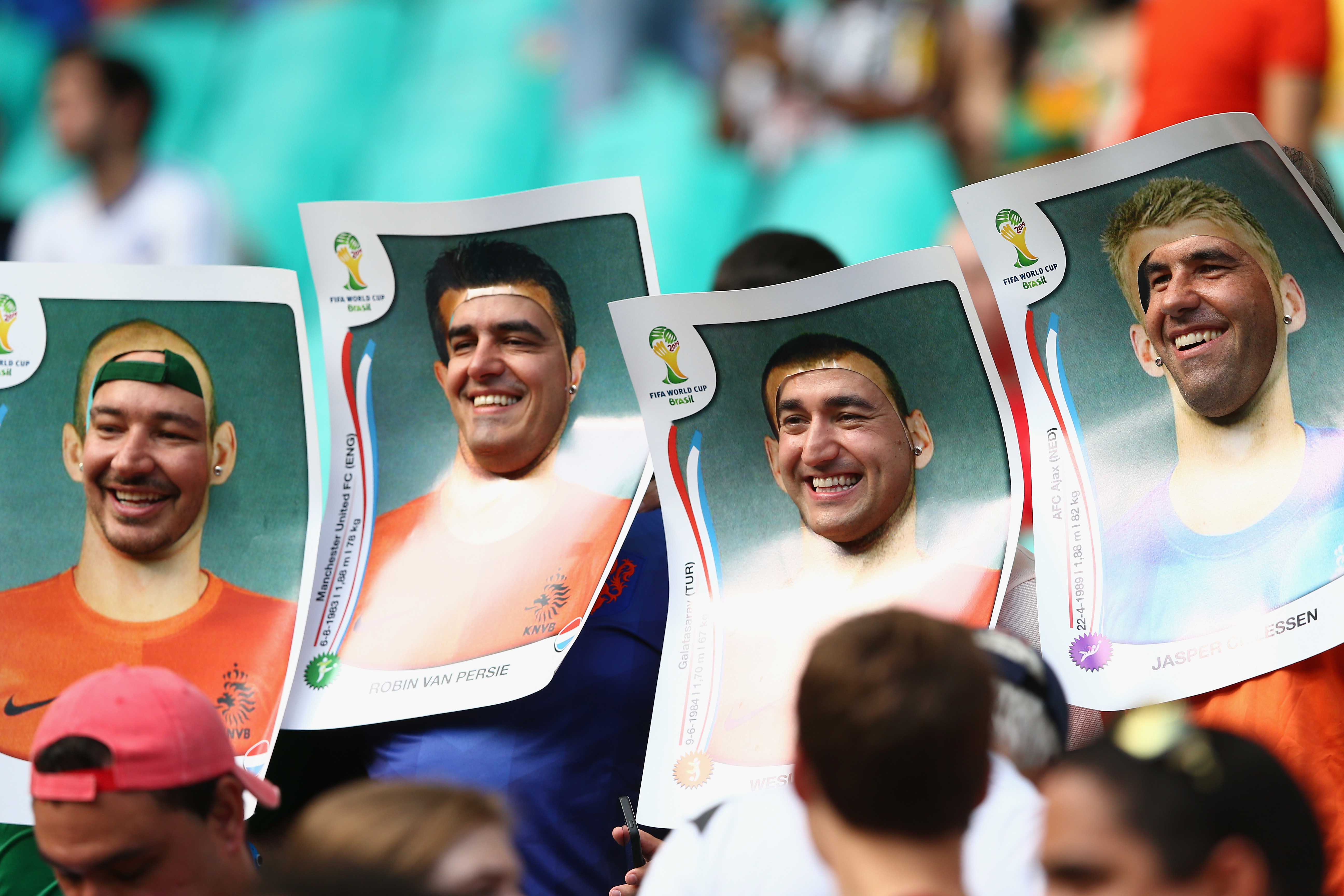Holandeses se fantasiam de figurinhas da Copa na Fonte Nova; veja fotos da torcida
