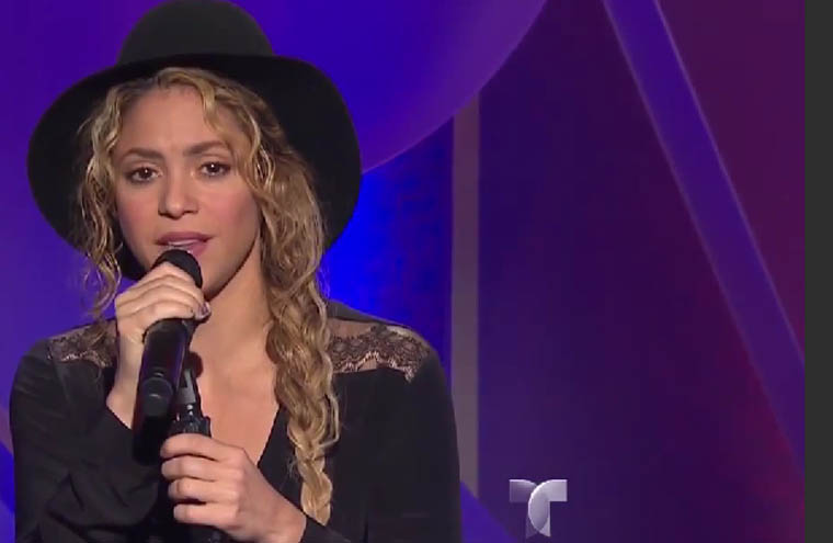 Antes da estreia da Espanha, Shakira canta '23', música que escreveu para Piqué na TV argentina